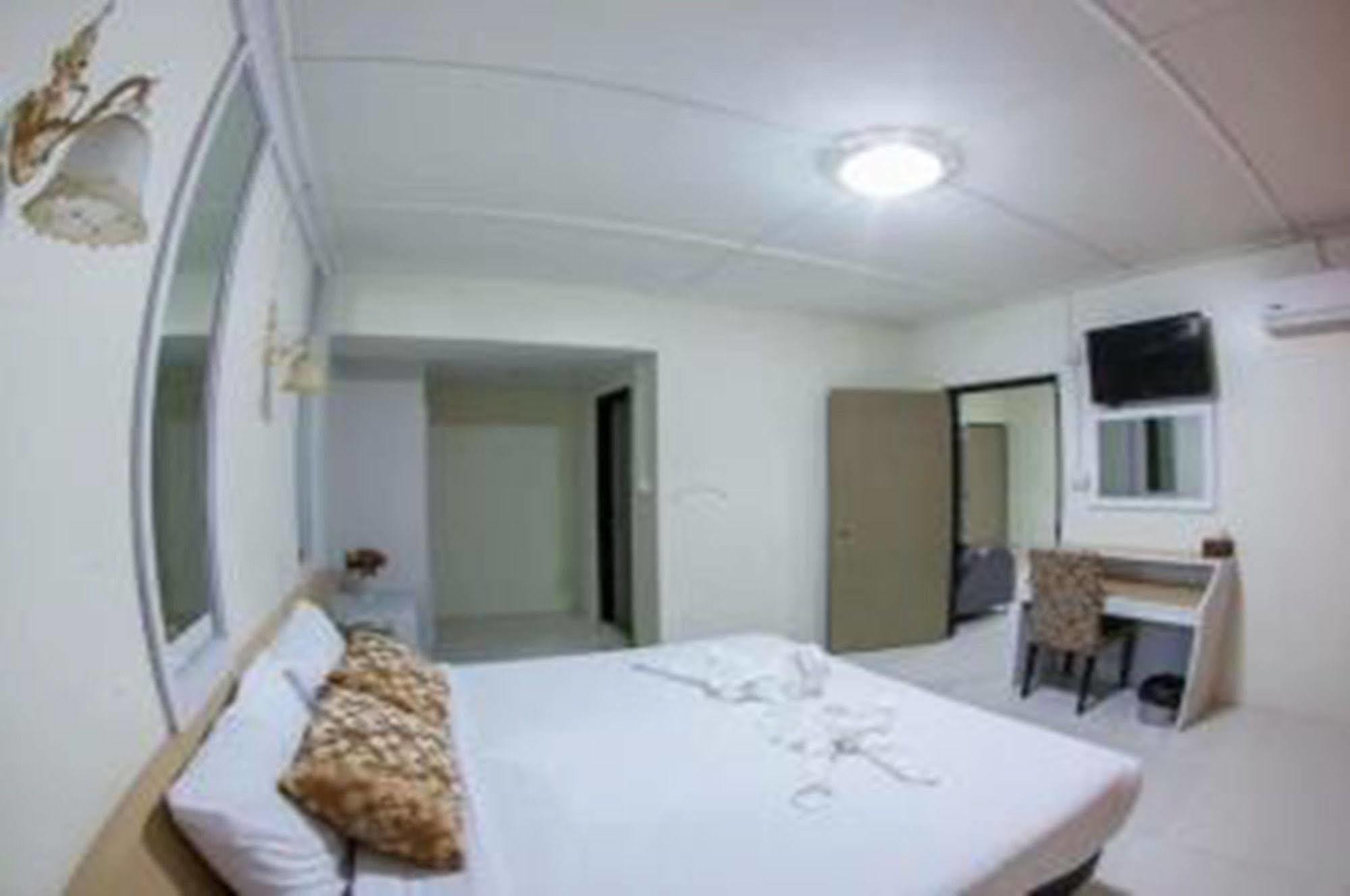 The Train Hotel Hatyai Hat Yai Exteriör bild